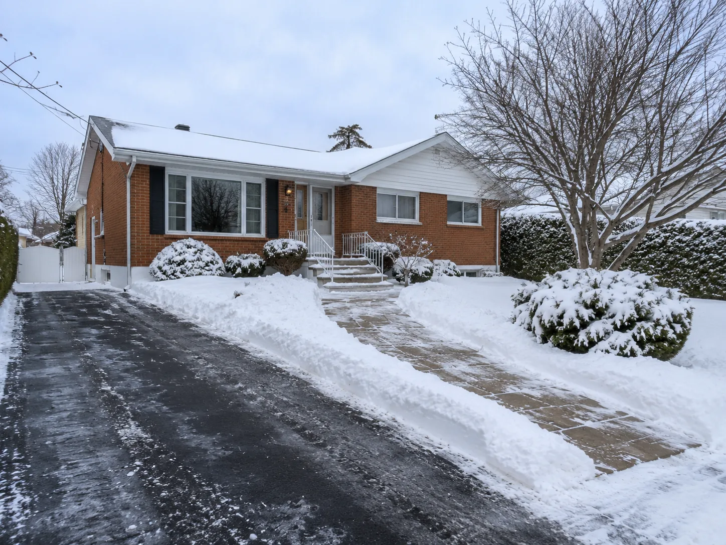 Entrée résidentielle dégagée après un service de déneigement